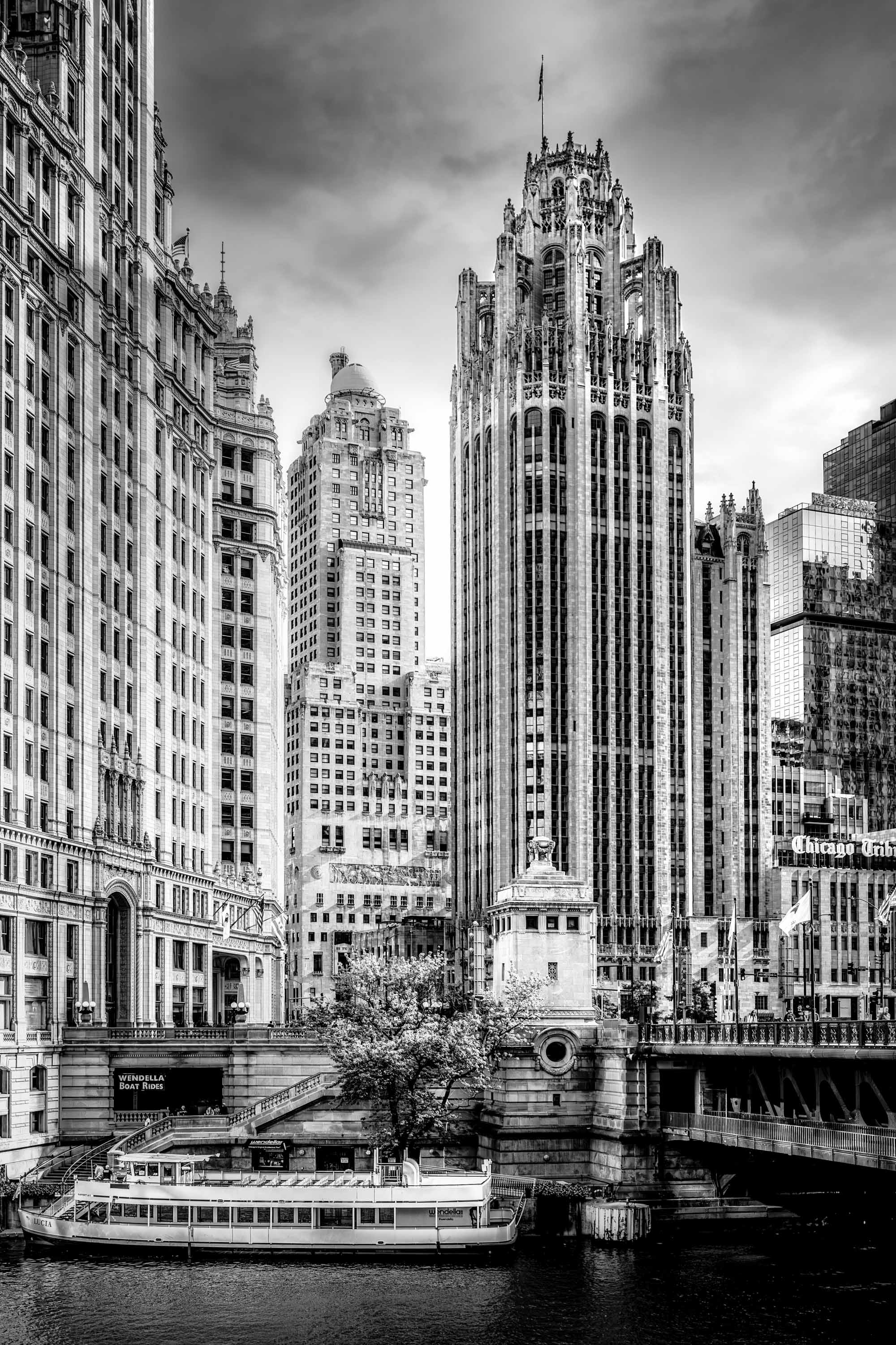 A Wendella tour boat on the Chicago River beneath the Tribune Tower and Wrigley Building